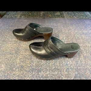 Ugg black leather clogs w/Sherpa lining in the front, Sz 7